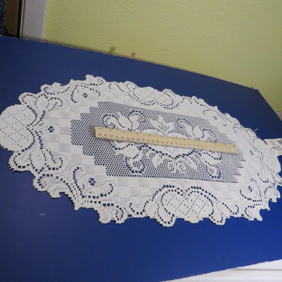 Heritage Lace "Folk Heart" Cream Doily #2 Table Centerpiece Dresser Scarf - Picture 3 of 10